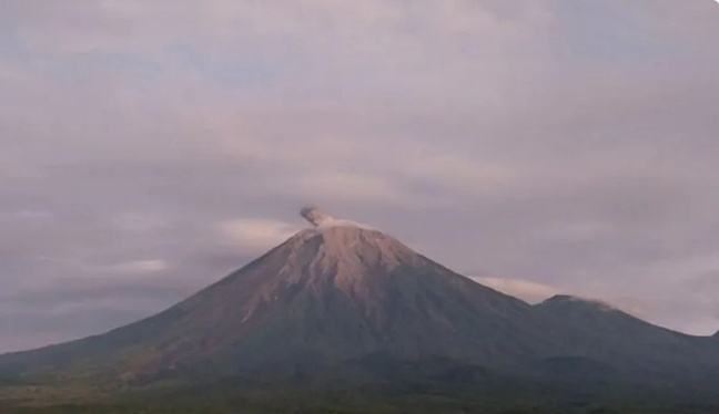 Gunung Semeru erupsi yang terpantau dari Pos Pengamatan Gunung Semeru di Lumajang, Rabu (31/7/2024). (foto/ANTARA)