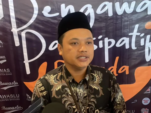 Koordinator Divisi Pencegahan Partisipasi Masyarakat dan Hubungan Masyarakat (P2HM) Bawaslu Kabupaten Bandung Dede Sodikin saat ditemui seusai kegiatan sosialisasi pengawasan partisipatif di hotel Grand Sunshine, Soreang, Rabu (31/7/2024). Foto Agi Jabar Ekspres