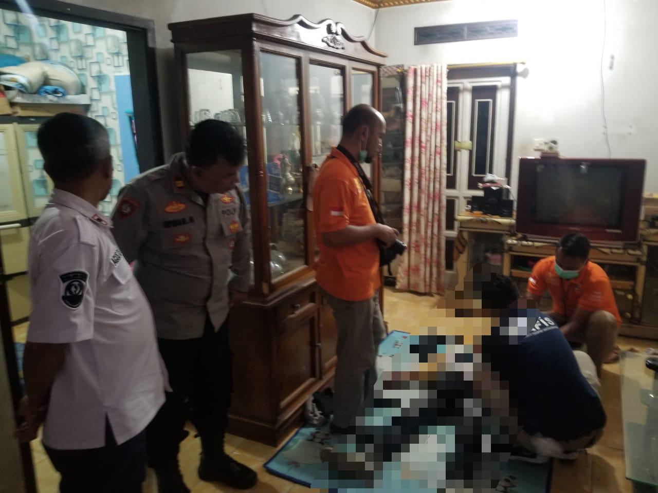Petugas kepolisian dan inafis saat mengevakuasi korban bunuh diri di Katapang, Kabupaten Bandung. Foto Istimewa