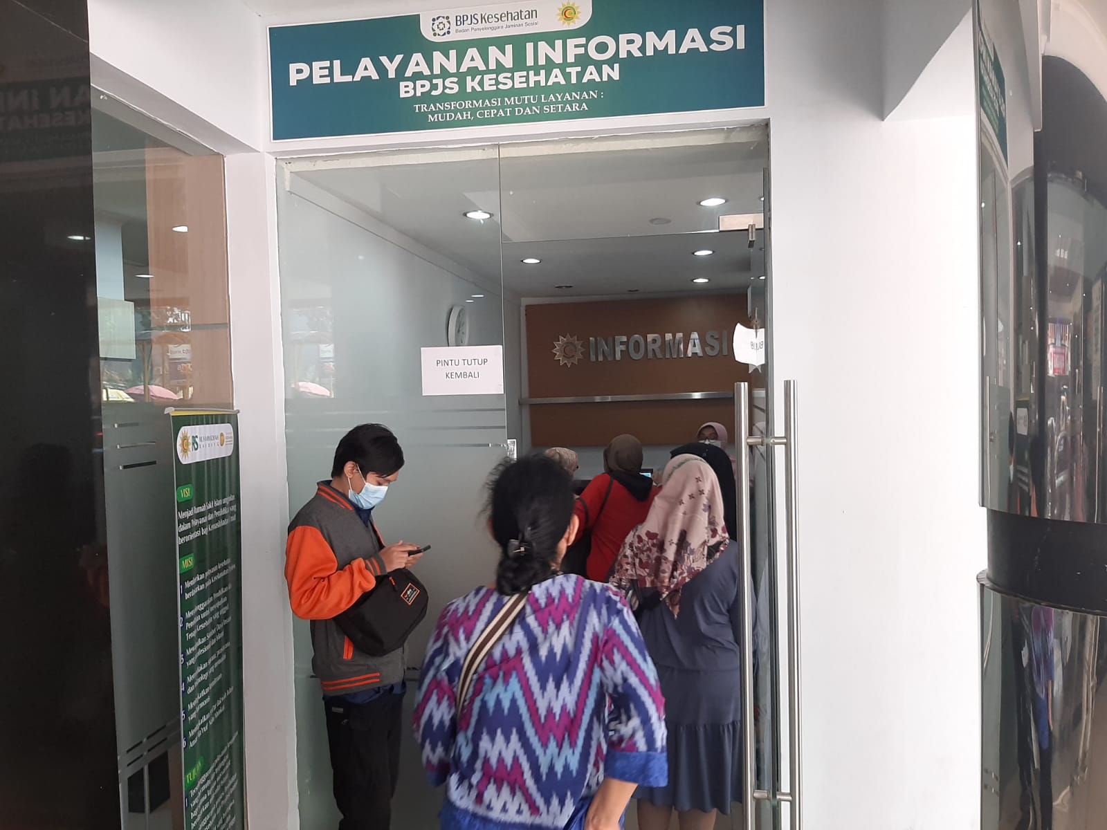 Situasi ruang Pelayanan Informasi BPJS Kesehatan di RS Muhammadiyah Bandung, pada Senin (29/7). (Nizar/Jabar Ekspres)