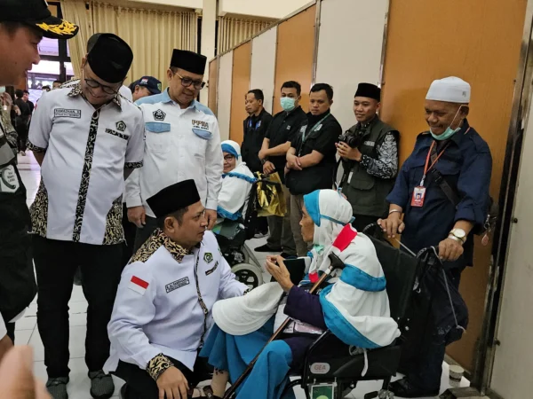 Sekjen Kemenag dan para penyelenggara inadah haji dan umrah saat menyambut kedatangan jemaah haji kloter terakhir di Asrama Haji Bekasi, Minggu (21/7/2024). (Dok. Kemenag RI)