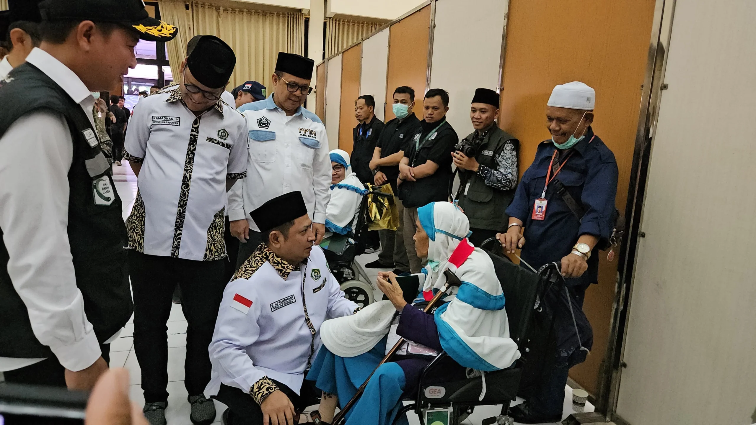 Sekjen Kemenag dan para penyelenggara inadah haji dan umrah saat menyambut kedatangan jemaah haji kloter terakhir di Asrama Haji Bekasi, Minggu (21/7/2024). (Dok. Kemenag RI)