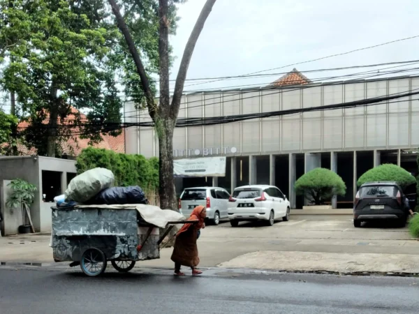 ILUSTRASI : Potret manusia kardus yang berkeliaran di Kota Bandung.