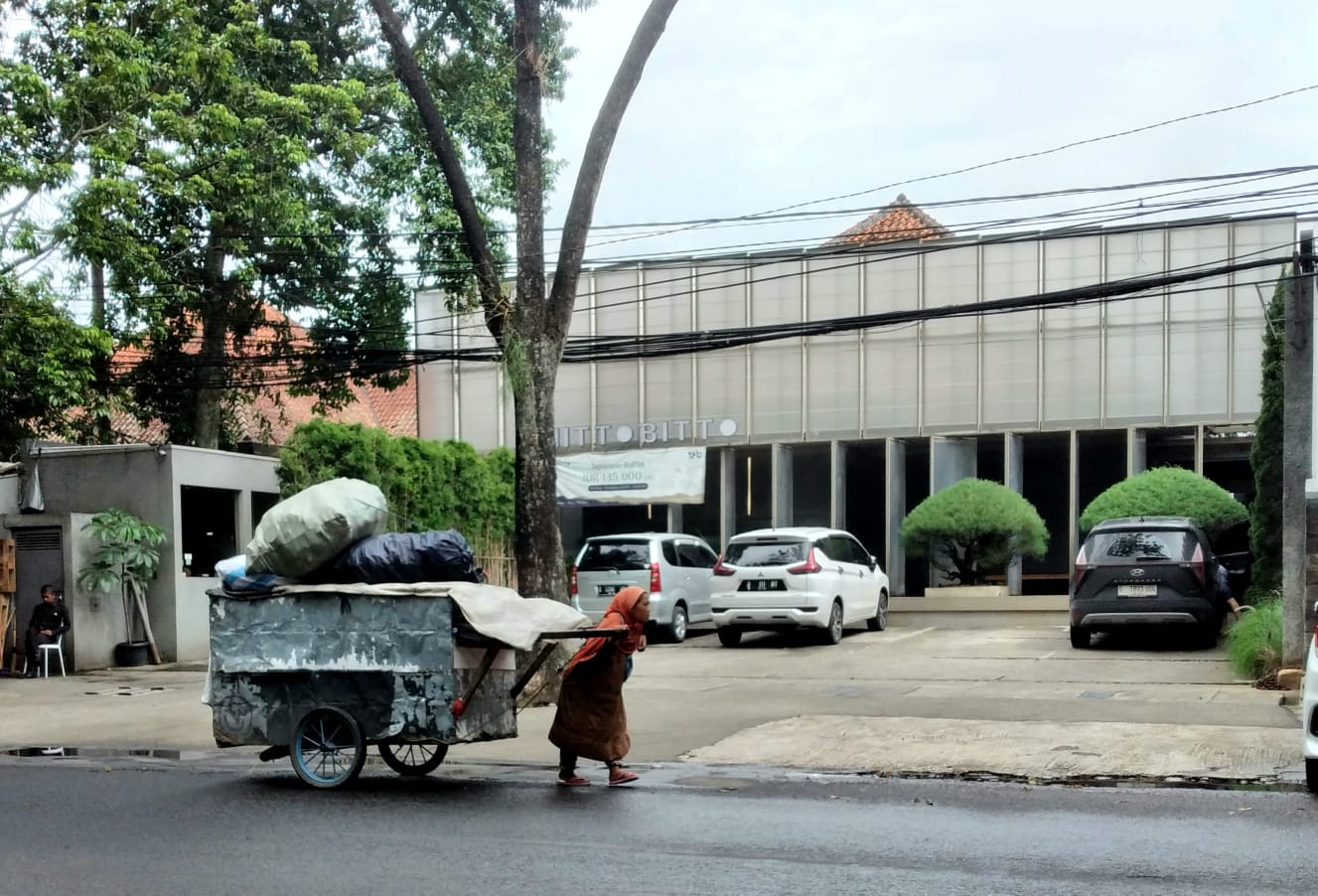 ILUSTRASI : Potret manusia kardus yang berkeliaran di Kota Bandung.