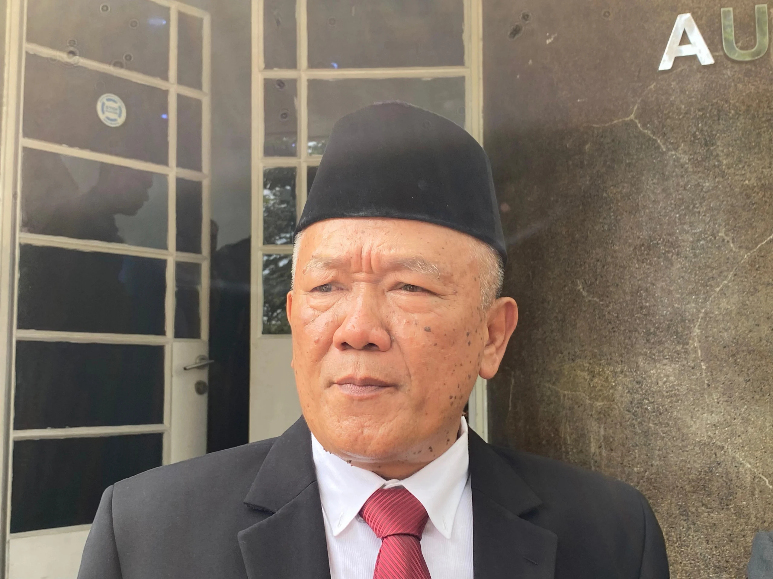 Pj Wali Kota Bandung, Bambang Tirtoyuliono saat di Balai kota Bandung. (Nizar/Jabar Ekspres)