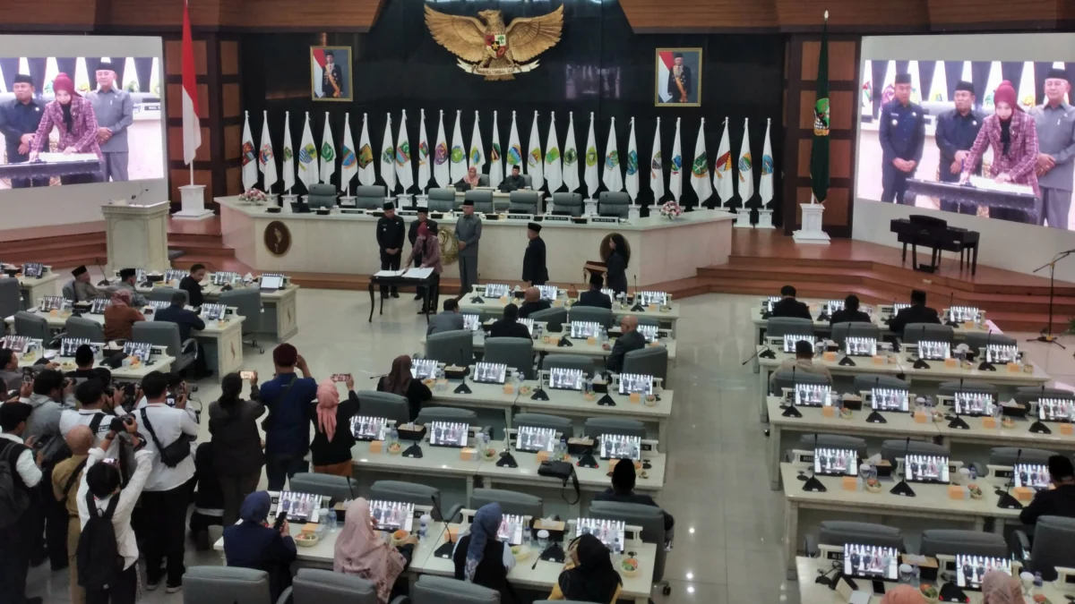 Paripurna penandatanganan nota kesepakatan bersama antara Gubernur dan DPRD atas rancangan KUA dan PPAS APBD 2025, Senin (29/7)