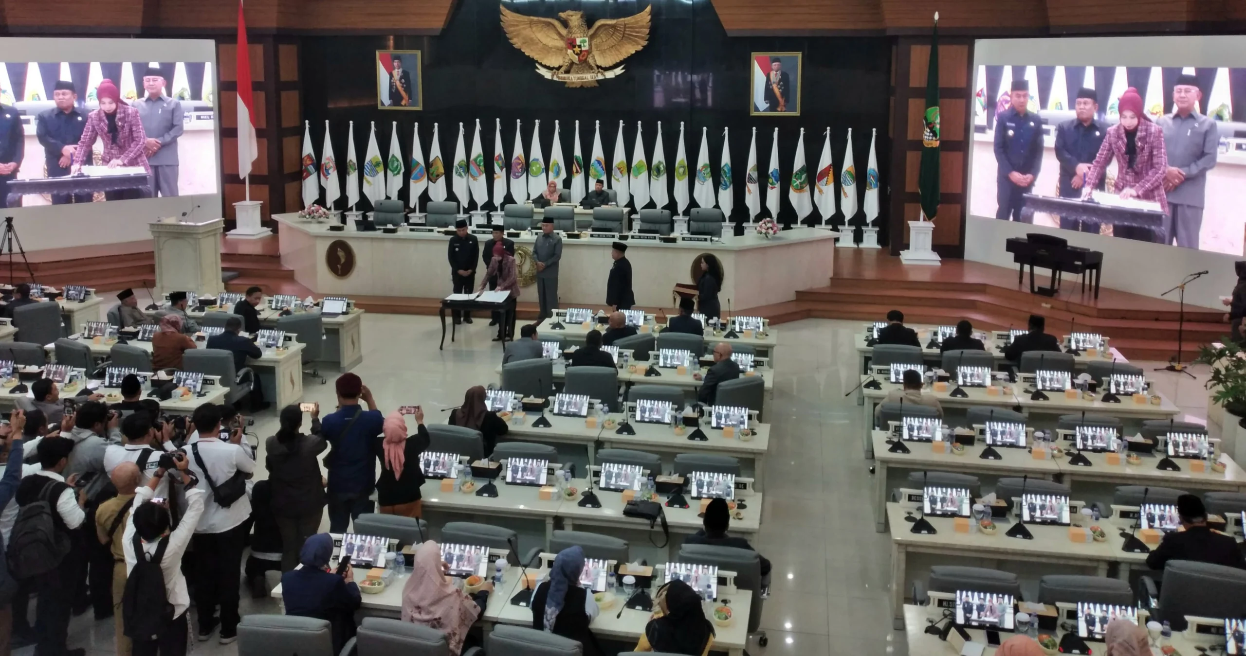 Paripurna penandatanganan nota kesepakatan bersama antara Gubernur dan DPRD atas rancangan KUA dan PPAS APBD 2025, Senin (29/7)