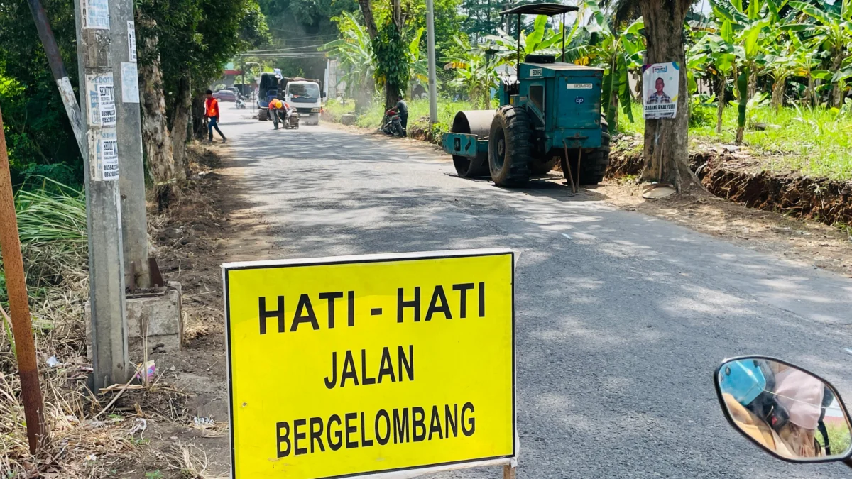 Jalan Gerilya Kota Banjar mulai diperbaiki sejak Selasa 30 Juli 2024. Pemkot Banjar melakukan rekayasa arus lalu lintas menuju Kabupaten Pangandaran. (Cecep Herdi/Jabar Ekspres)