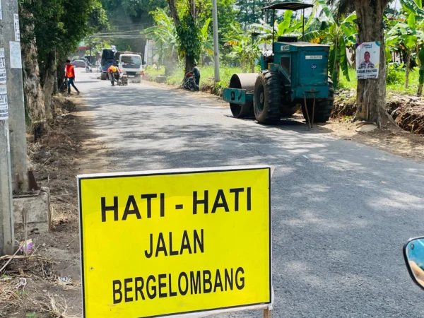 Jalan Gerilya Kota Banjar mulai diperbaiki sejak Selasa 30 Juli 2024. Pemkot Banjar melakukan rekayasa arus lalu lintas menuju Kabupaten Pangandaran. (Cecep Herdi/Jabar Ekspres)