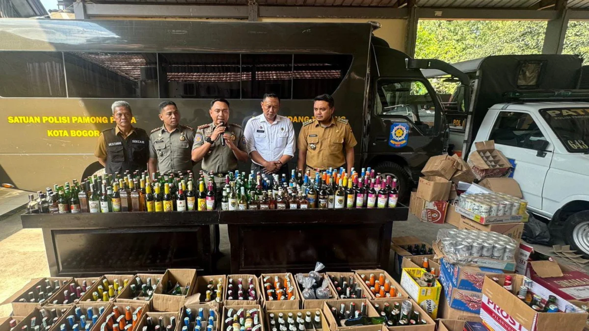Satpol PP Kota Bogor saat melakukan pemusnahan ribuan botol miras beragam jenis, Senin (8/7). (Yudha Prananda / Jabar Ekspres)