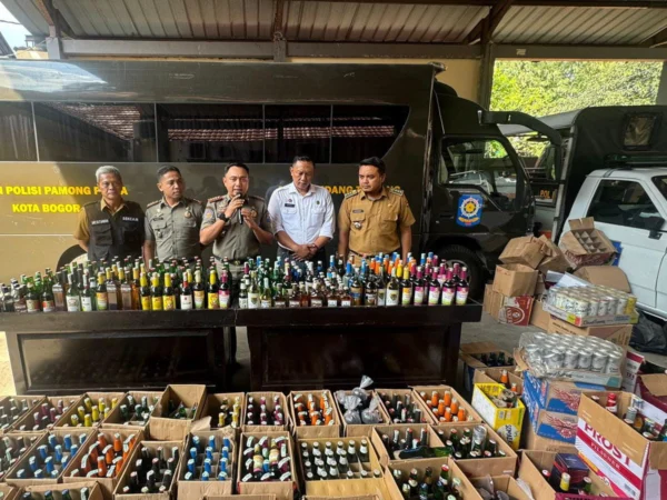 Satpol PP Kota Bogor saat melakukan pemusnahan ribuan botol miras beragam jenis, Senin (8/7). (Yudha Prananda / Jabar Ekspres)