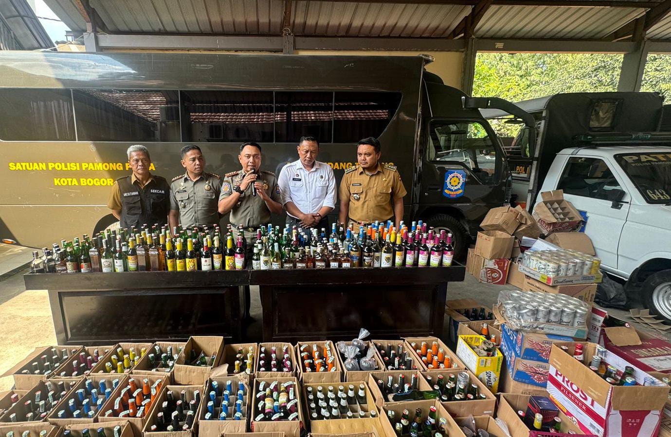 Satpol PP Kota Bogor saat melakukan pemusnahan ribuan botol miras beragam jenis, Senin (8/7). (Yudha Prananda / Jabar Ekspres)