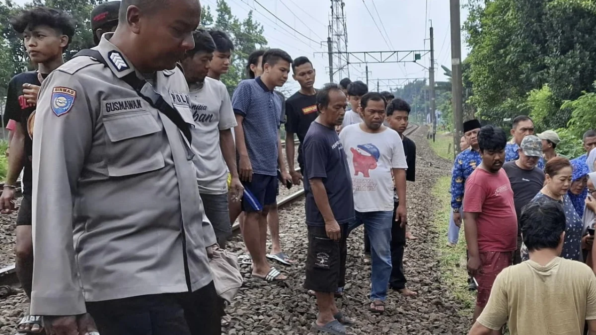 Detik-detik proses evakuasi korban tertabrak KRL Commuter Line di wilayah Abesin, Cibogor, Kecamatan Bogor Tengah, Kota Bogor, Rabu (17/7). (Yudha Prananda / Istimewa)