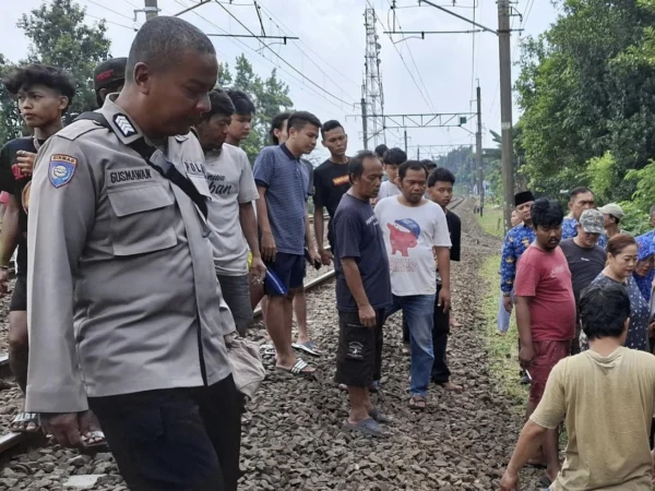 Detik-detik proses evakuasi korban tertabrak KRL Commuter Line di wilayah Abesin, Cibogor, Kecamatan Bogor Tengah, Kota Bogor, Rabu (17/7). (Yudha Prananda / Istimewa)