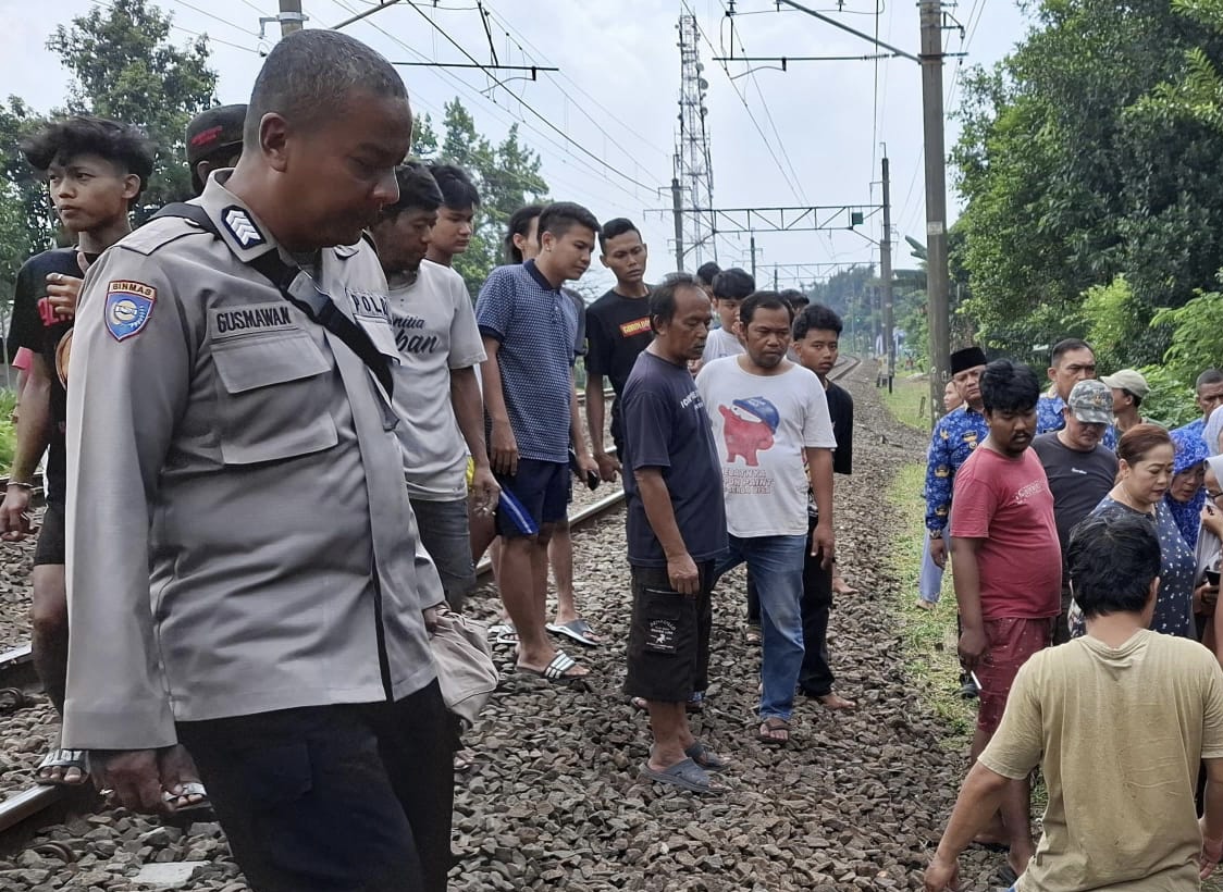 Detik-detik proses evakuasi korban tertabrak KRL Commuter Line di wilayah Abesin, Cibogor, Kecamatan Bogor Tengah, Kota Bogor, Rabu (17/7). (Yudha Prananda / Istimewa)