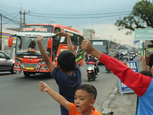 Ilustrasi sejumlah anak meminta Bis Pariwisata membunyikan "telolet" saat melintas di Jalan Raya Cinunuk, Kabupaten Bandung. (Pandu Muslim/Jabar Ekspres)