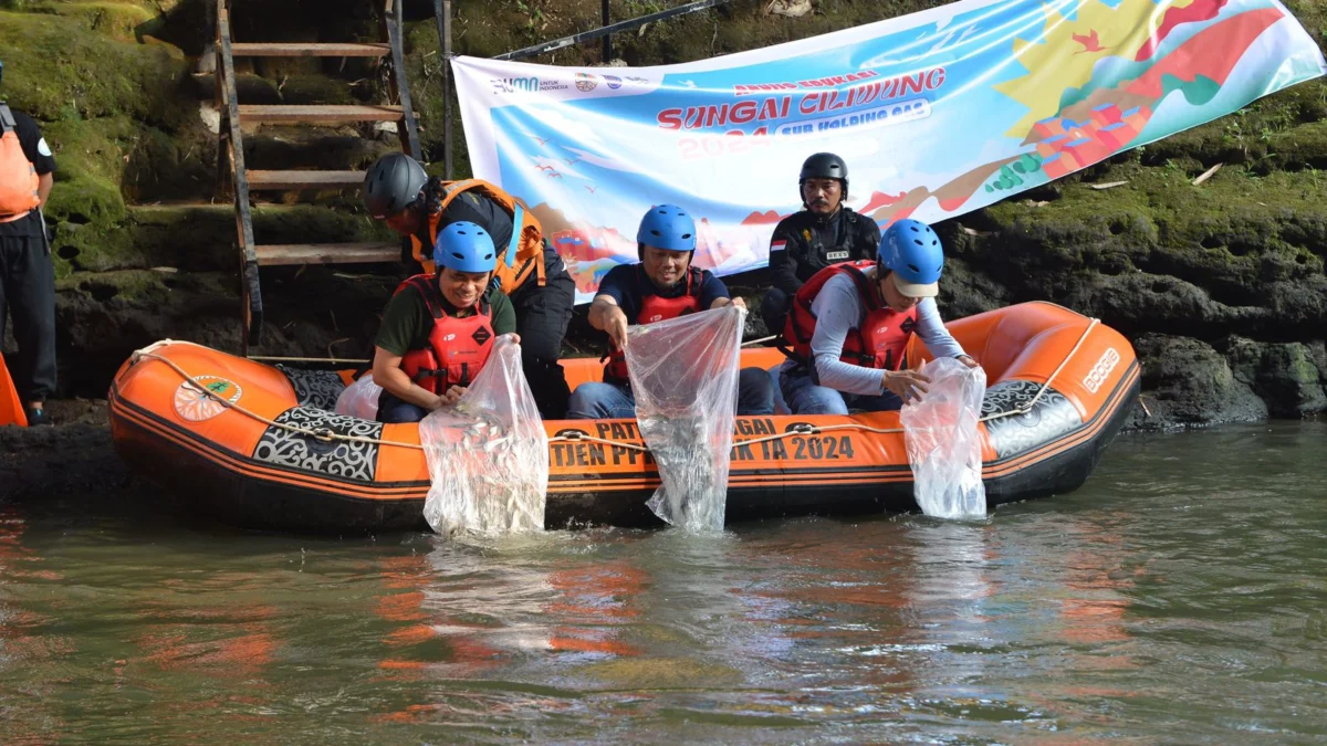 Jakarta – PT PGN Tbk menggelar kegiatan Arung Edukasi Sungai Ciliwung, berkontribusi untuk mengubah Sungai Ciliwung yang tercemar limbah pabrik dan limbah rumah tangga pada Sabtu, (27/07/2024). Kegiatan ini dilakukan dalam bentuk arung edukasi sungai dan sensus sampah sungai. Arung Edukasi Ciliwung merupakan bagian dari program keberlanjutan Festival Ciliwung yang diinisiasi oleh PT Pertamina dan bertepatan dengan Hari Sungai Nasional setiap tanggal 27 Juli. Kegiatan Arung Eduaksi diikuti oleh 84 orang, melakukan pembersihan sungai menggunakan perahu karet di sepanjang rute ±3.676 meter. Pembersihan sungai berhasil mengumpulkan sampah sebanyak 7.956 Kg. Selain pembersihan sungai, Arung Edukasi melepas 1.000 ekor ikan khas Ciliwung dan memberikan bibit pohon khas Ciliwung kepada Komunitas Peduli Ciliwung. Dalam kegiatan ini, PGN juga mengenalkan Program Gerakan Membangun Bersih Indah Lestari Rahayu Ciliwung (Gerbang Biru Ciliwung). “Dengan memegang prinsip ESG, PGN ingin berkontribusi dalam mendorong upaya konservasi perlindungan sumber daya air yang penting bagi kehidupan manusia dan ekosistem lingkungan sekitar. Dalam hal ini Sungai Ciliwung berperan sebagai _lifeline_ bagi masyarakat sekitar. Tidak hanya sebagai sumber air, Sungai Ciliwung juga berperan penting dalam sistem drainase Kota Jakarta,” ujar Direktur SDM dan Penunjang Bisnis PGN Rachmat Hutama, (29/07/2024). Program pemulihan Sungai Ciliwung akan dilakukan secara berkelanjutan ke depan. Fokusnya adalah menjadikan pengelolaan sungai yang mandiri oleh masyarakat menuju ekoriparian untuk mengembalikan fungsi alami sungai. Tahun 2024 ini, beberapa program utama Gerbang Biru Ciliwung yang dilakukan adalah pemetaan wilayah Ciliwung, inovasi percontohan, pengembangan kelompok pertanan/ perkebunan, pengembangan bank sampah dan pengembangan belajar Modul Biru (Kurikulum Merdeka). Modul Biru meliputi modul belajar mengenai lingkungan dan kebencanaan yang disesuaikan dengan lokasi sekolah di sekitar Sungai Ciliwung. Diharapkan dapat menanamkan kesadaran akan pentingnya keberadaan Sungai Ciliwung di Kota Depok khususnya Pondok Cina. Selain itu, ekstrakulikuler arung jeram SMP N 34 Depok yang nantinya diharapkan memunculkan atlet Arung Jeram Edukasi khas Ciliwung berprestasi. PGN berterima kasih atas dukungan Pemerintah Kota Depok, Warga Kelurahan Pondok Cina, SMP N 34 Kota Depok, dan Komunitas Peduli Lingkungan atau Sahabat Ciliwung yang terlibat dalam rangka melaksuanakan program pemulihan Sungai Ciliwung. PGN juga mengajak masyarakat untuk bersama-sama memahami pentingnya menjaga Sungai Ciliwung. Upaya bersama ini akan memberikan dampak yang berkelanjutan untuk menciptakan masa depan Sungai Ciliwung yang lebih baik lagi dan menjadi warisan alam yang bermanfaat bagi generasi berikutnya.