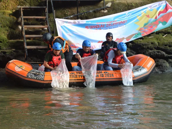 Jakarta – PT PGN Tbk menggelar kegiatan Arung Edukasi Sungai Ciliwung, berkontribusi untuk mengubah Sungai Ciliwung yang tercemar limbah pabrik dan limbah rumah tangga pada Sabtu, (27/07/2024). Kegiatan ini dilakukan dalam bentuk arung edukasi sungai dan sensus sampah sungai. Arung Edukasi Ciliwung merupakan bagian dari program keberlanjutan Festival Ciliwung yang diinisiasi oleh PT Pertamina dan bertepatan dengan Hari Sungai Nasional setiap tanggal 27 Juli. Kegiatan Arung Eduaksi diikuti oleh 84 orang, melakukan pembersihan sungai menggunakan perahu karet di sepanjang rute ±3.676 meter. Pembersihan sungai berhasil mengumpulkan sampah sebanyak 7.956 Kg. Selain pembersihan sungai, Arung Edukasi melepas 1.000 ekor ikan khas Ciliwung dan memberikan bibit pohon khas Ciliwung kepada Komunitas Peduli Ciliwung. Dalam kegiatan ini, PGN juga mengenalkan Program Gerakan Membangun Bersih Indah Lestari Rahayu Ciliwung (Gerbang Biru Ciliwung). “Dengan memegang prinsip ESG, PGN ingin berkontribusi dalam mendorong upaya konservasi perlindungan sumber daya air yang penting bagi kehidupan manusia dan ekosistem lingkungan sekitar. Dalam hal ini Sungai Ciliwung berperan sebagai _lifeline_ bagi masyarakat sekitar. Tidak hanya sebagai sumber air, Sungai Ciliwung juga berperan penting dalam sistem drainase Kota Jakarta,” ujar Direktur SDM dan Penunjang Bisnis PGN Rachmat Hutama, (29/07/2024). Program pemulihan Sungai Ciliwung akan dilakukan secara berkelanjutan ke depan. Fokusnya adalah menjadikan pengelolaan sungai yang mandiri oleh masyarakat menuju ekoriparian untuk mengembalikan fungsi alami sungai. Tahun 2024 ini, beberapa program utama Gerbang Biru Ciliwung yang dilakukan adalah pemetaan wilayah Ciliwung, inovasi percontohan, pengembangan kelompok pertanan/ perkebunan, pengembangan bank sampah dan pengembangan belajar Modul Biru (Kurikulum Merdeka). Modul Biru meliputi modul belajar mengenai lingkungan dan kebencanaan yang disesuaikan dengan lokasi sekolah di sekitar Sungai Ciliwung. Diharapkan dapat menanamkan kesadaran akan pentingnya keberadaan Sungai Ciliwung di Kota Depok khususnya Pondok Cina. Selain itu, ekstrakulikuler arung jeram SMP N 34 Depok yang nantinya diharapkan memunculkan atlet Arung Jeram Edukasi khas Ciliwung berprestasi. PGN berterima kasih atas dukungan Pemerintah Kota Depok, Warga Kelurahan Pondok Cina, SMP N 34 Kota Depok, dan Komunitas Peduli Lingkungan atau Sahabat Ciliwung yang terlibat dalam rangka melaksuanakan program pemulihan Sungai Ciliwung. PGN juga mengajak masyarakat untuk bersama-sama memahami pentingnya menjaga Sungai Ciliwung. Upaya bersama ini akan memberikan dampak yang berkelanjutan untuk menciptakan masa depan Sungai Ciliwung yang lebih baik lagi dan menjadi warisan alam yang bermanfaat bagi generasi berikutnya.