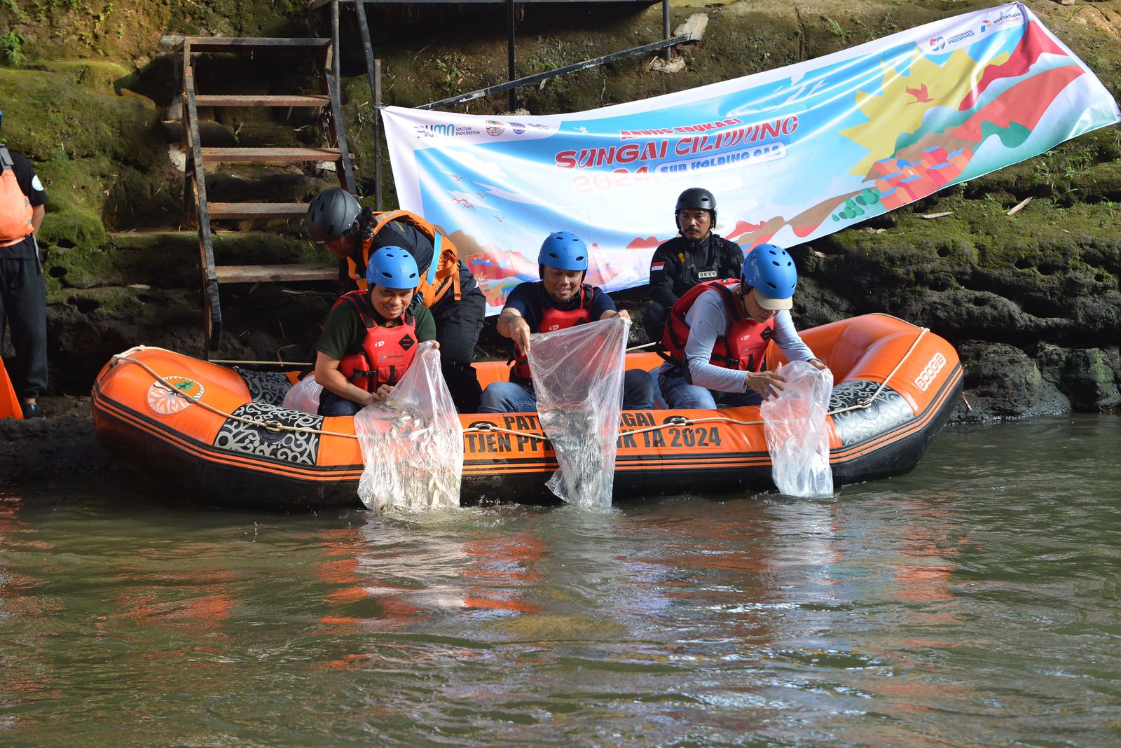 Jakarta – PT PGN Tbk menggelar kegiatan Arung Edukasi Sungai Ciliwung, berkontribusi untuk mengubah Sungai Ciliwung yang tercemar limbah pabrik dan limbah rumah tangga pada Sabtu, (27/07/2024). Kegiatan ini dilakukan dalam bentuk arung edukasi sungai dan sensus sampah sungai. Arung Edukasi Ciliwung merupakan bagian dari program keberlanjutan Festival Ciliwung yang diinisiasi oleh PT Pertamina dan bertepatan dengan Hari Sungai Nasional setiap tanggal 27 Juli. Kegiatan Arung Eduaksi diikuti oleh 84 orang, melakukan pembersihan sungai menggunakan perahu karet di sepanjang rute ±3.676 meter. Pembersihan sungai berhasil mengumpulkan sampah sebanyak 7.956 Kg. Selain pembersihan sungai, Arung Edukasi melepas 1.000 ekor ikan khas Ciliwung dan memberikan bibit pohon khas Ciliwung kepada Komunitas Peduli Ciliwung. Dalam kegiatan ini, PGN juga mengenalkan Program Gerakan Membangun Bersih Indah Lestari Rahayu Ciliwung (Gerbang Biru Ciliwung). “Dengan memegang prinsip ESG, PGN ingin berkontribusi dalam mendorong upaya konservasi perlindungan sumber daya air yang penting bagi kehidupan manusia dan ekosistem lingkungan sekitar. Dalam hal ini Sungai Ciliwung berperan sebagai _lifeline_ bagi masyarakat sekitar. Tidak hanya sebagai sumber air, Sungai Ciliwung juga berperan penting dalam sistem drainase Kota Jakarta,” ujar Direktur SDM dan Penunjang Bisnis PGN Rachmat Hutama, (29/07/2024). Program pemulihan Sungai Ciliwung akan dilakukan secara berkelanjutan ke depan. Fokusnya adalah menjadikan pengelolaan sungai yang mandiri oleh masyarakat menuju ekoriparian untuk mengembalikan fungsi alami sungai. Tahun 2024 ini, beberapa program utama Gerbang Biru Ciliwung yang dilakukan adalah pemetaan wilayah Ciliwung, inovasi percontohan, pengembangan kelompok pertanan/ perkebunan, pengembangan bank sampah dan pengembangan belajar Modul Biru (Kurikulum Merdeka). Modul Biru meliputi modul belajar mengenai lingkungan dan kebencanaan yang disesuaikan dengan lokasi sekolah di sekitar Sungai Ciliwung. Diharapkan dapat menanamkan kesadaran akan pentingnya keberadaan Sungai Ciliwung di Kota Depok khususnya Pondok Cina. Selain itu, ekstrakulikuler arung jeram SMP N 34 Depok yang nantinya diharapkan memunculkan atlet Arung Jeram Edukasi khas Ciliwung berprestasi. PGN berterima kasih atas dukungan Pemerintah Kota Depok, Warga Kelurahan Pondok Cina, SMP N 34 Kota Depok, dan Komunitas Peduli Lingkungan atau Sahabat Ciliwung yang terlibat dalam rangka melaksuanakan program pemulihan Sungai Ciliwung. PGN juga mengajak masyarakat untuk bersama-sama memahami pentingnya menjaga Sungai Ciliwung. Upaya bersama ini akan memberikan dampak yang berkelanjutan untuk menciptakan masa depan Sungai Ciliwung yang lebih baik lagi dan menjadi warisan alam yang bermanfaat bagi generasi berikutnya.