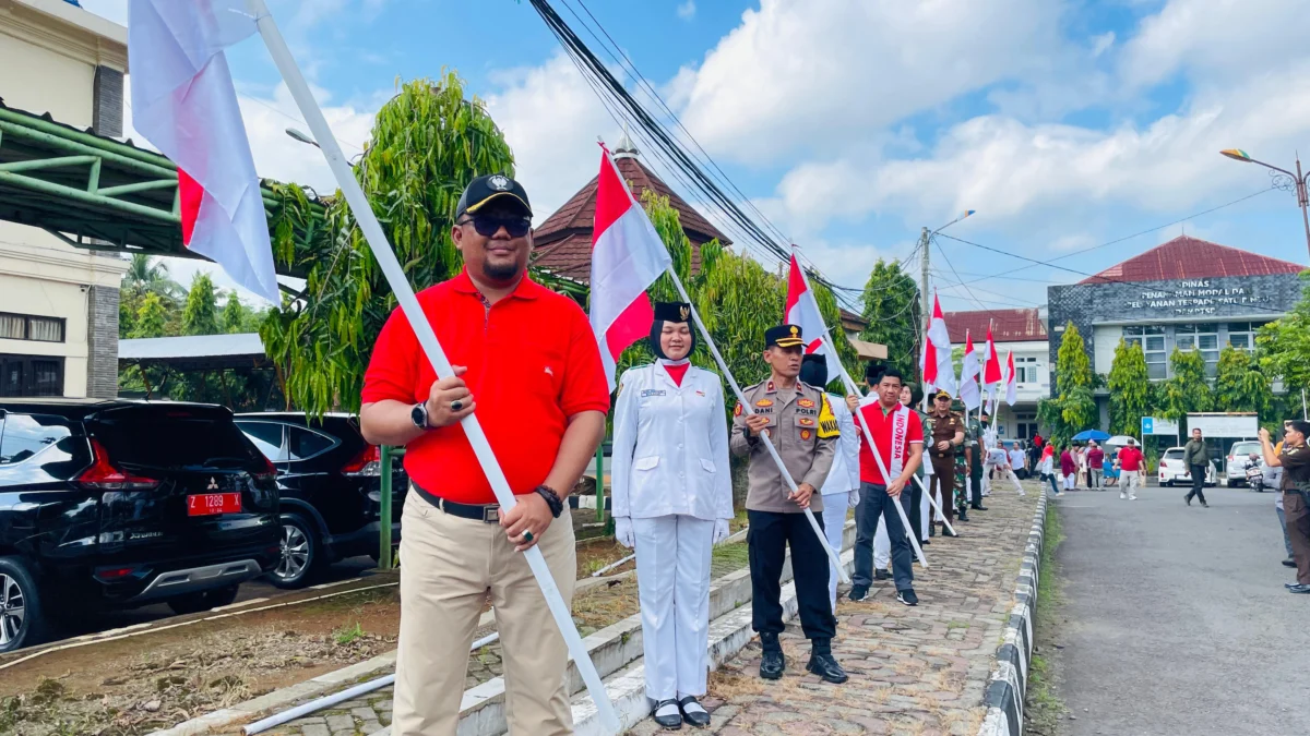 Sekda Kota Banjar H Soni Harison memegang bendera merah putih bersama Forkopimda Kota Banjar dalam rangka pembagian 10 juta bendera merah putih yang digelar serentak secara nasional dalam rangka HUT RI ke 79, di perkantoran Purwaharja Kota Banjar Jawa Barat, Selasa 16 Juli 2024. (Cecep Herdi/Jabar Ekspres)