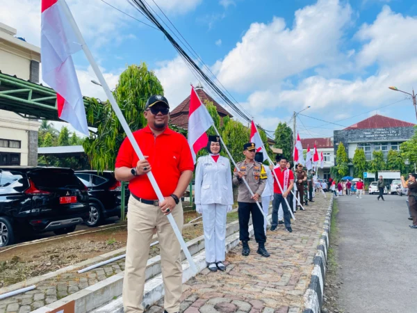 Sekda Kota Banjar H Soni Harison memegang bendera merah putih bersama Forkopimda Kota Banjar dalam rangka pembagian 10 juta bendera merah putih yang digelar serentak secara nasional dalam rangka HUT RI ke 79, di perkantoran Purwaharja Kota Banjar Jawa Barat, Selasa 16 Juli 2024. (Cecep Herdi/Jabar Ekspres)