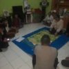 Sejumlah warga berkumpul mendoakan nenek bernama Isah (75), warga Kampung Babakan Kinim, RT04 RW15, Desa Cileunyikulon, Kecamatan Cileunyi, Kabupaten Bandung mengalami peristiwa tragis meninggal terpanggang di kediamannya.