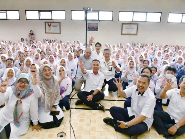 Bey Machmudin Tinjau Hari Ketiga MPLS di SMKN 1 Kota Bandung