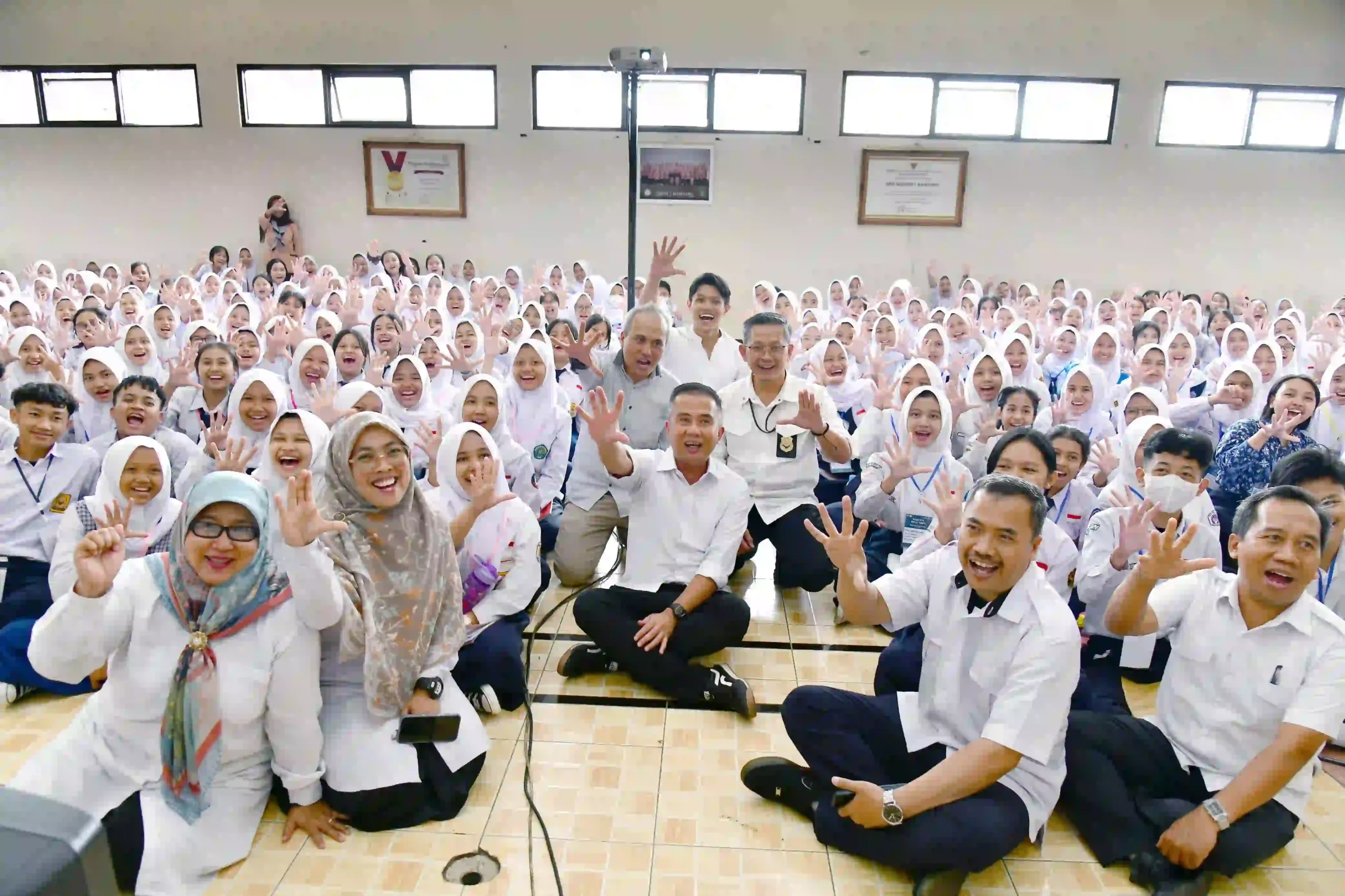 Bey Machmudin Tinjau Hari Ketiga MPLS di SMKN 1 Kota Bandung
