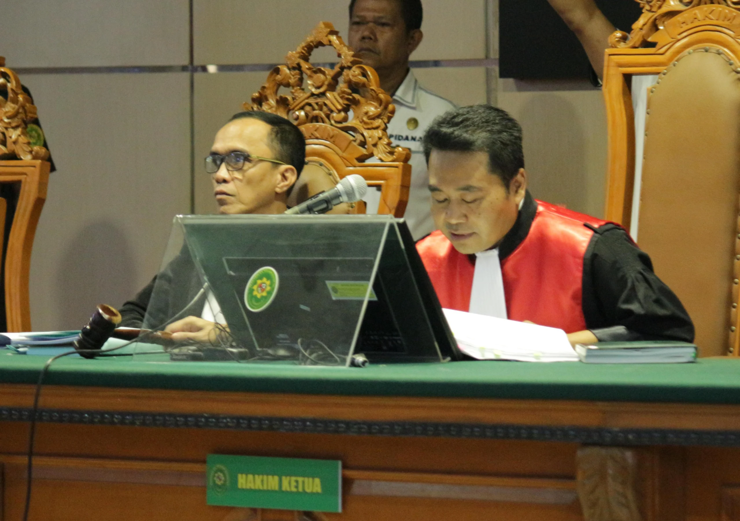 Pembacaan putusan sidang praperadilan Pegi Setiawan oleh hakim tunggal Eman Sulaeman di Pengadilan Negeri 1 Bandung, Jalan R.E. Martadinata, Senin(8/7/24). (Pandu Muslim/Jabar Ekspres)