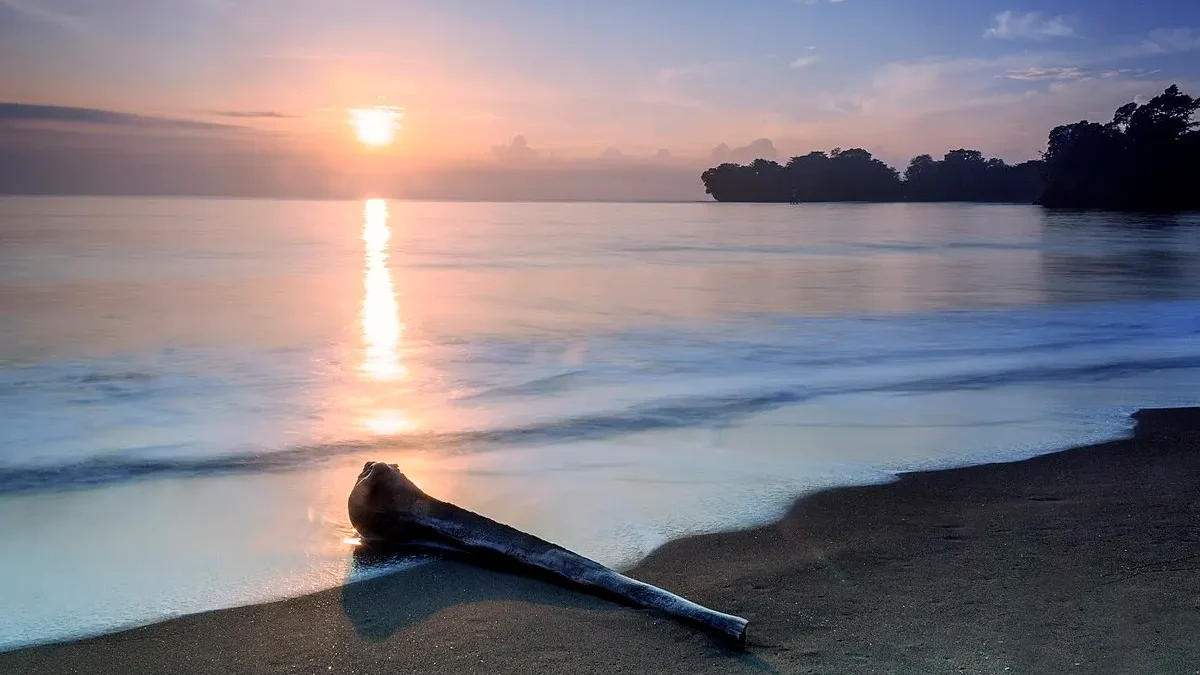 10 Destinasi Wisata Pantai Indah di Jawa Barat yang Tak Pernah Sepi Sampai Sekarang