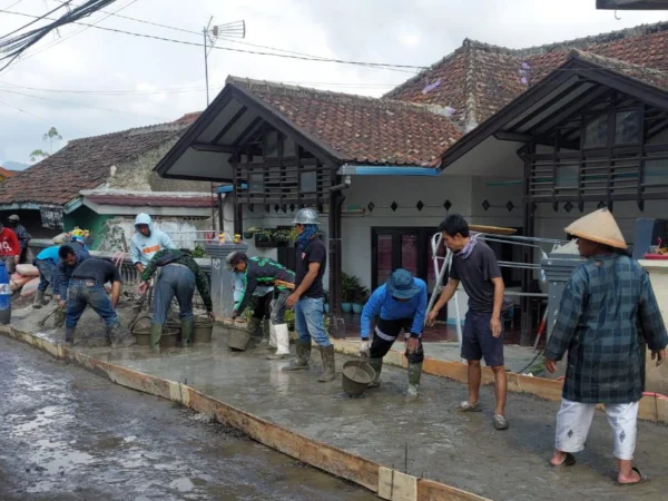 Warga Kampung Pasir Ahad, Desa Cikole, Kecamatan Lembang, KBB saat memperbaiki jalan secara swadaya. Selasa (2/7). Foto Jabar Ekspres/wit