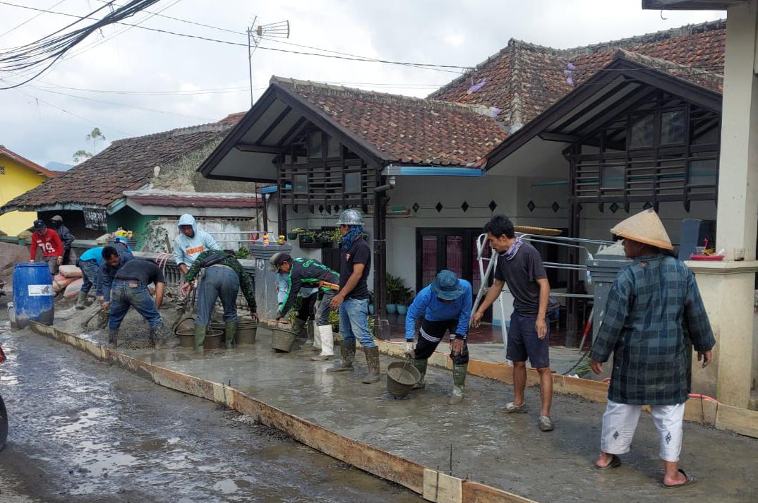 Warga Kampung Pasir Ahad, Desa Cikole, Kecamatan Lembang, KBB saat memperbaiki jalan secara swadaya. Selasa (2/7). Foto Jabar Ekspres/wit