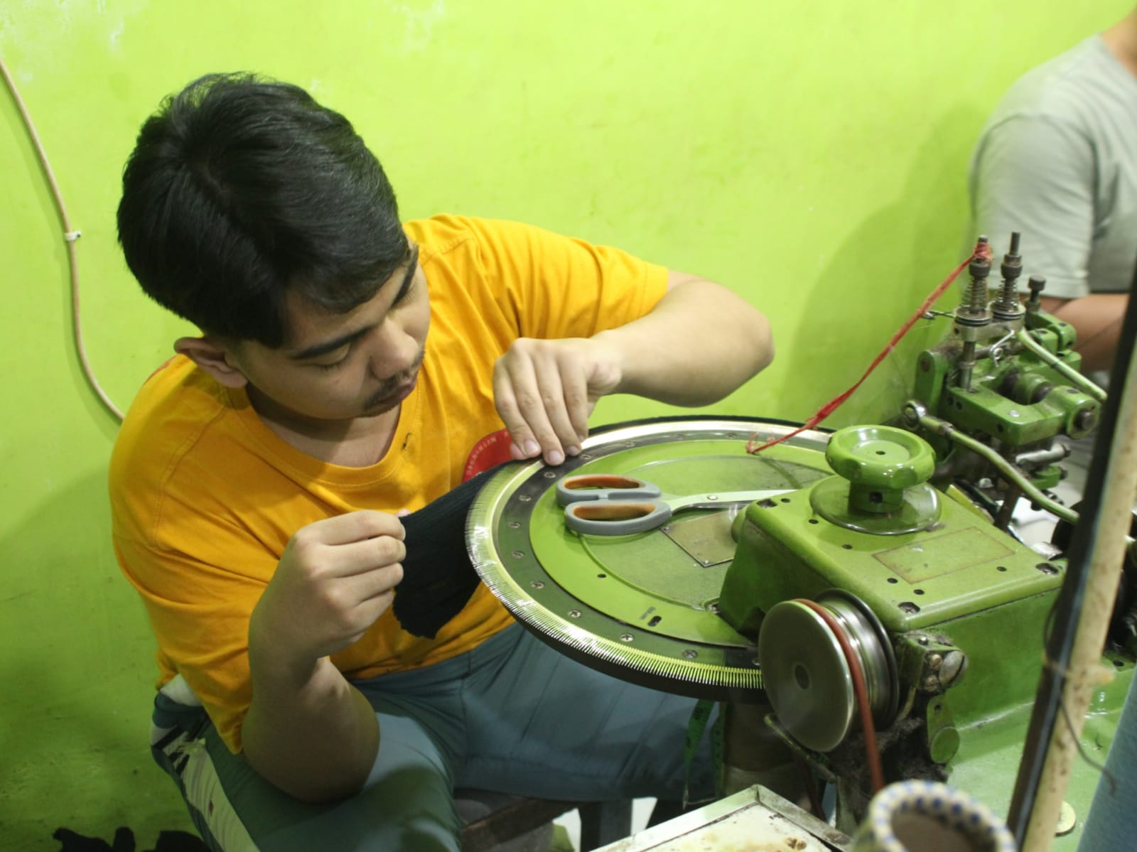 Salah satu perajin di Kampung Rajut Binong Jati.(son)