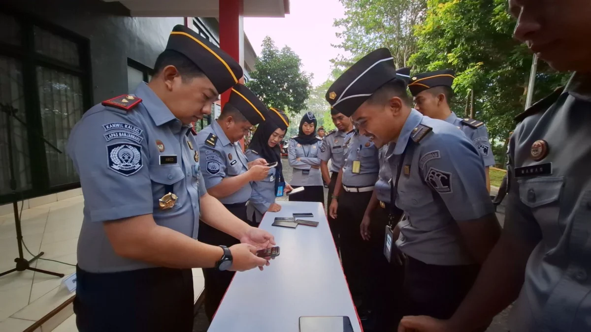 Kalapas Banjar, Amico Balalembang (kiri), memeriksa alat komunikasi berupa telepon pintar milik para petugas di Lapas Banjar, Senin 15 Juli 2024. (Istimewa)
