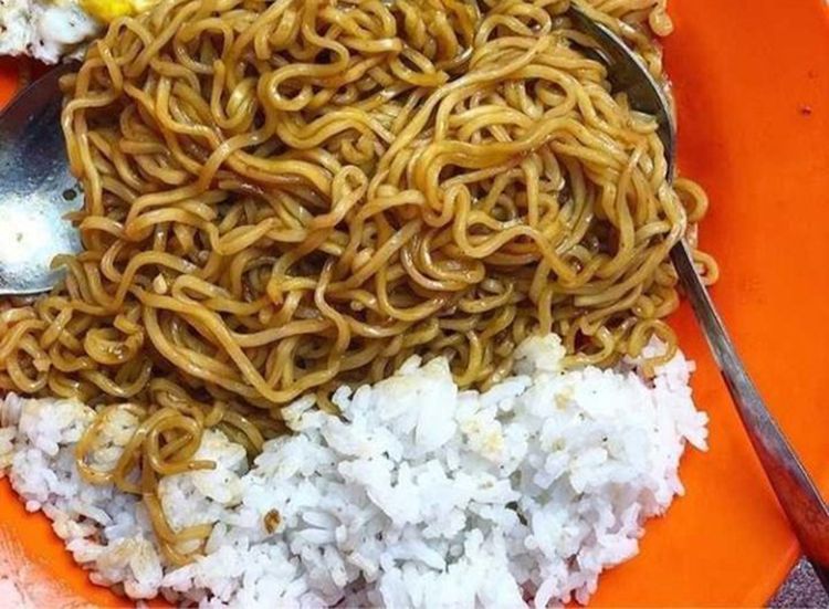 Inilah Risiko Memberi Anak Mi Campur Nasi sebagai Bekal