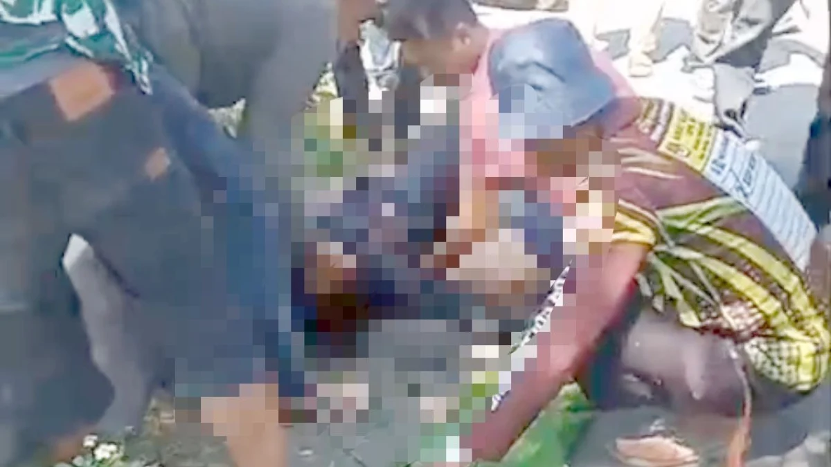 Beberapa warga saat mengevakuasi seorang pria yang ditemukan berlumuran darah di Desa Tegalluar, Kecamatan Bojongsoang, Kabupaten Bandung, Sabtu (13/7). Foto Tangkapan Layar Video.