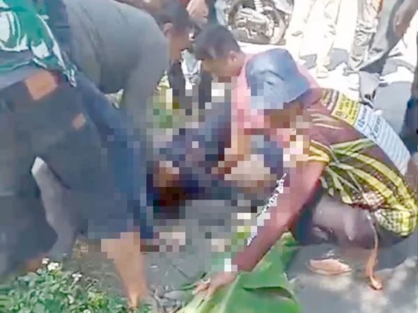 Beberapa warga saat mengevakuasi seorang pria yang ditemukan berlumuran darah di Desa Tegalluar, Kecamatan Bojongsoang, Kabupaten Bandung, Sabtu (13/7). Foto Tangkapan Layar Video.