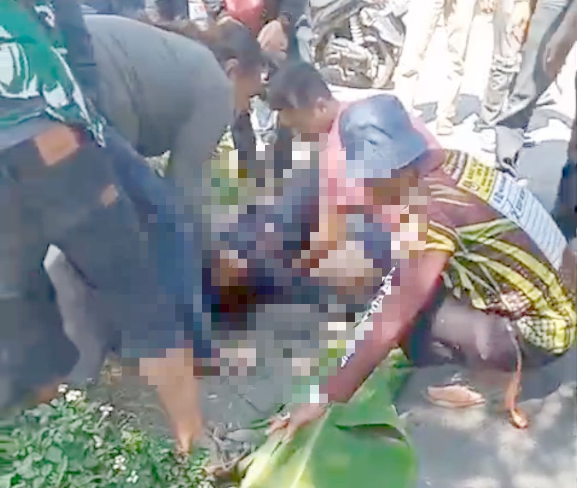 Beberapa warga saat mengevakuasi seorang pria yang ditemukan berlumuran darah di Desa Tegalluar, Kecamatan Bojongsoang, Kabupaten Bandung, Sabtu (13/7). Foto Tangkapan Layar Video.