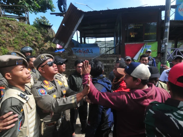para pedagang sempah bersitegang dengan Satpol PP saat penertiban PKL di Puncak Bogor/Foto: Sandika Fadilah/Jabar Ekspres/