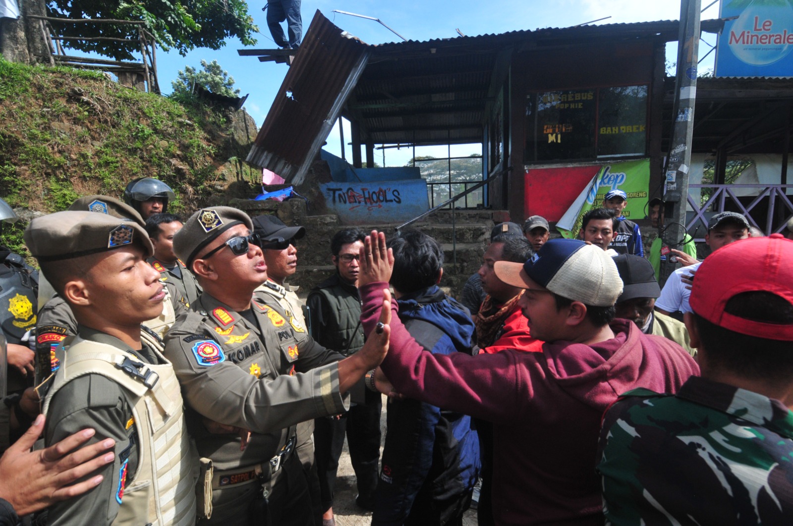 para pedagang sempah bersitegang dengan Satpol PP saat penertiban PKL di Puncak Bogor/Foto: Sandika Fadilah/Jabar Ekspres/