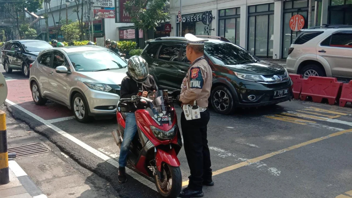 Ist. Petugas Kepolisian saat merazia pengendara Sepeda motor yang melanggar aturan berlalulintas. Foto. Sandi Nugraha