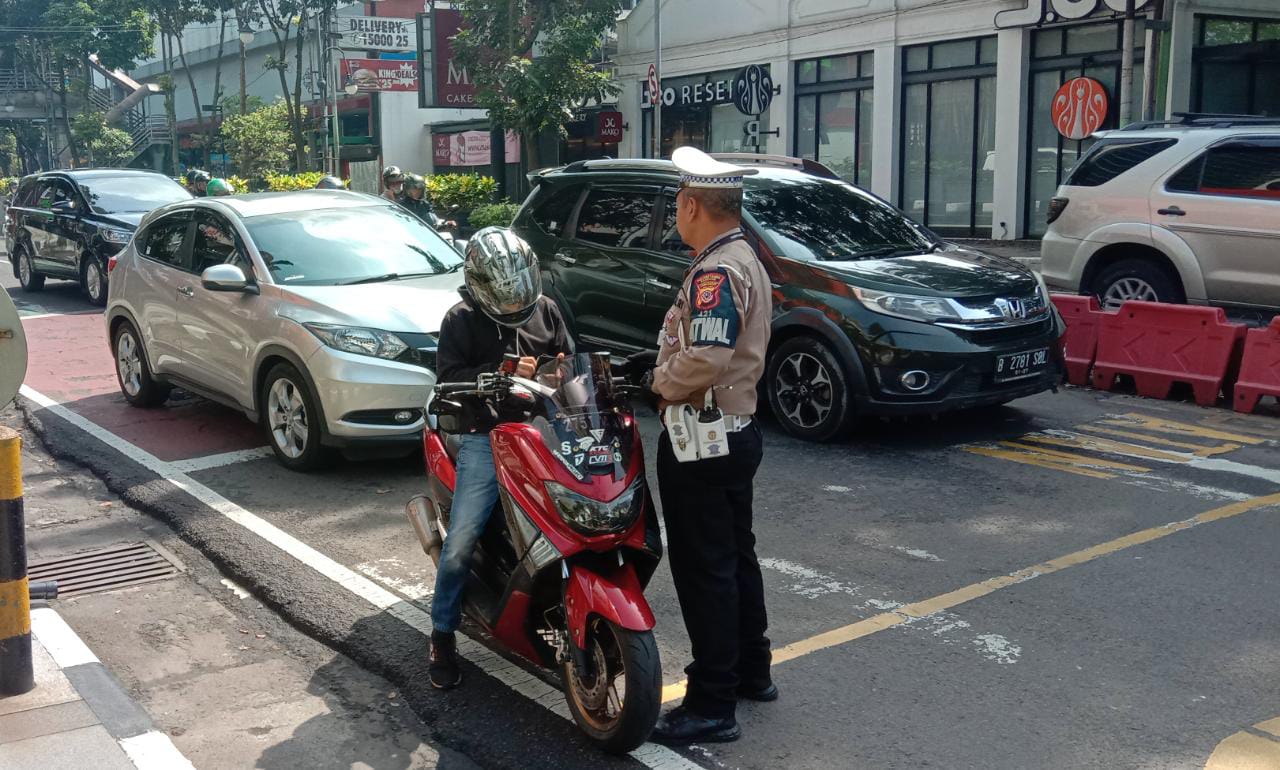 Ist. Petugas Kepolisian saat merazia pengendara Sepeda motor yang melanggar aturan berlalulintas. Foto. Sandi Nugraha