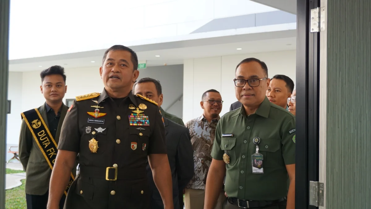 Doc. Rektor Universitas Jenderal Achmad Yani (Unjani) Prof. Hikmahanto Juwana (Kanan) dan Kepala Staf Angkatan Darat (Kasad) Jenderal TNI Maruli Simanjuntak, M,SC. (Kiri) Saat Memasuki Gedung Auditorium Fakultas Kedokteran Unjani (Istimewa)