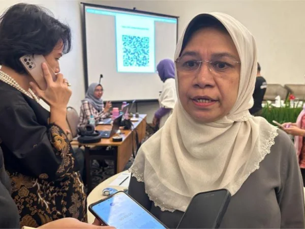 Wakil Ketua Komnas Perempuan, Olivia Chadidjah Salampessy saat menanggapi sidang putusan dugaan asusila Hasyim yang telah dijadwalkan digelar pada Rabu (3/7) esok. (ANTARA / Rio Feisal)