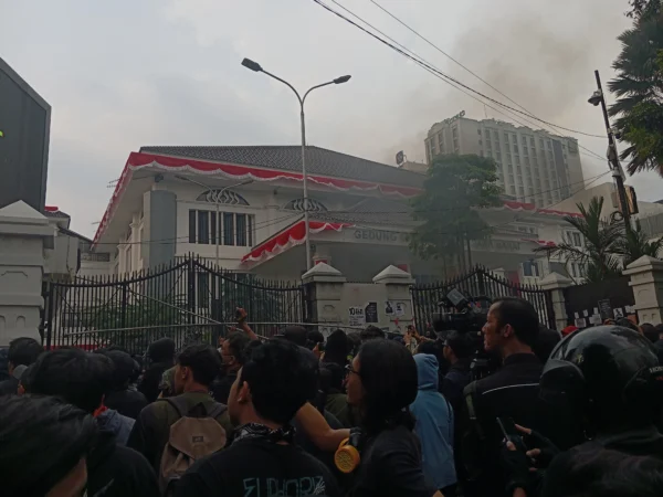 Dok. Masa aksi saat melakukan aksi demonstrasi penolakan RUU Pilkada di depan Gedung DPRD Jabar, Kota Bandung, Kamis (22/8). Foto. Nizar Jabar Ekspres.