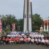 Para pelajar SMP Bina Putera Kota Bogor, usai melakukan upacara pengibaran Bendera Merah Putih di pelataran Tugu Kujang, Kota Bogor, Senin (12/8). (Yudha Prananda / Jabar Ekspres)