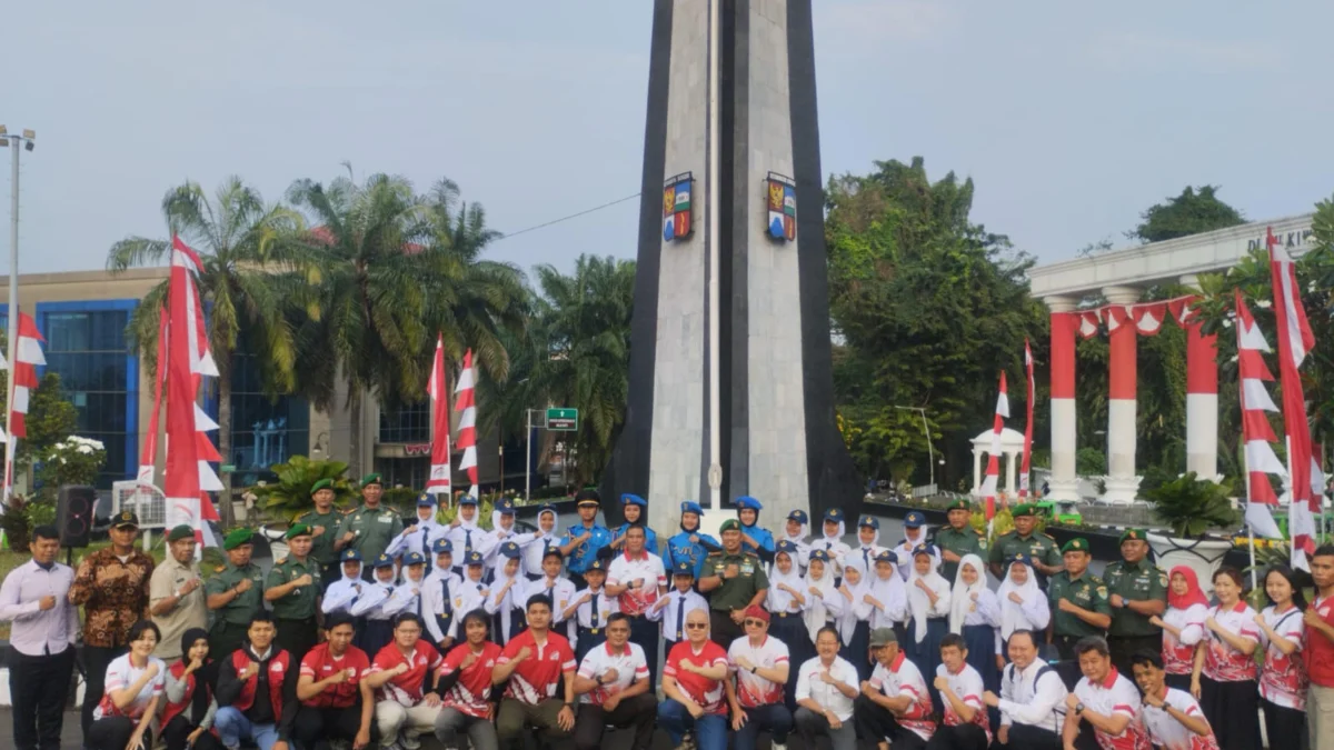 Para pelajar SMP Bina Putera Kota Bogor, usai melakukan upacara pengibaran Bendera Merah Putih di pelataran Tugu Kujang, Kota Bogor, Senin (12/8). (Yudha Prananda / Jabar Ekspres)