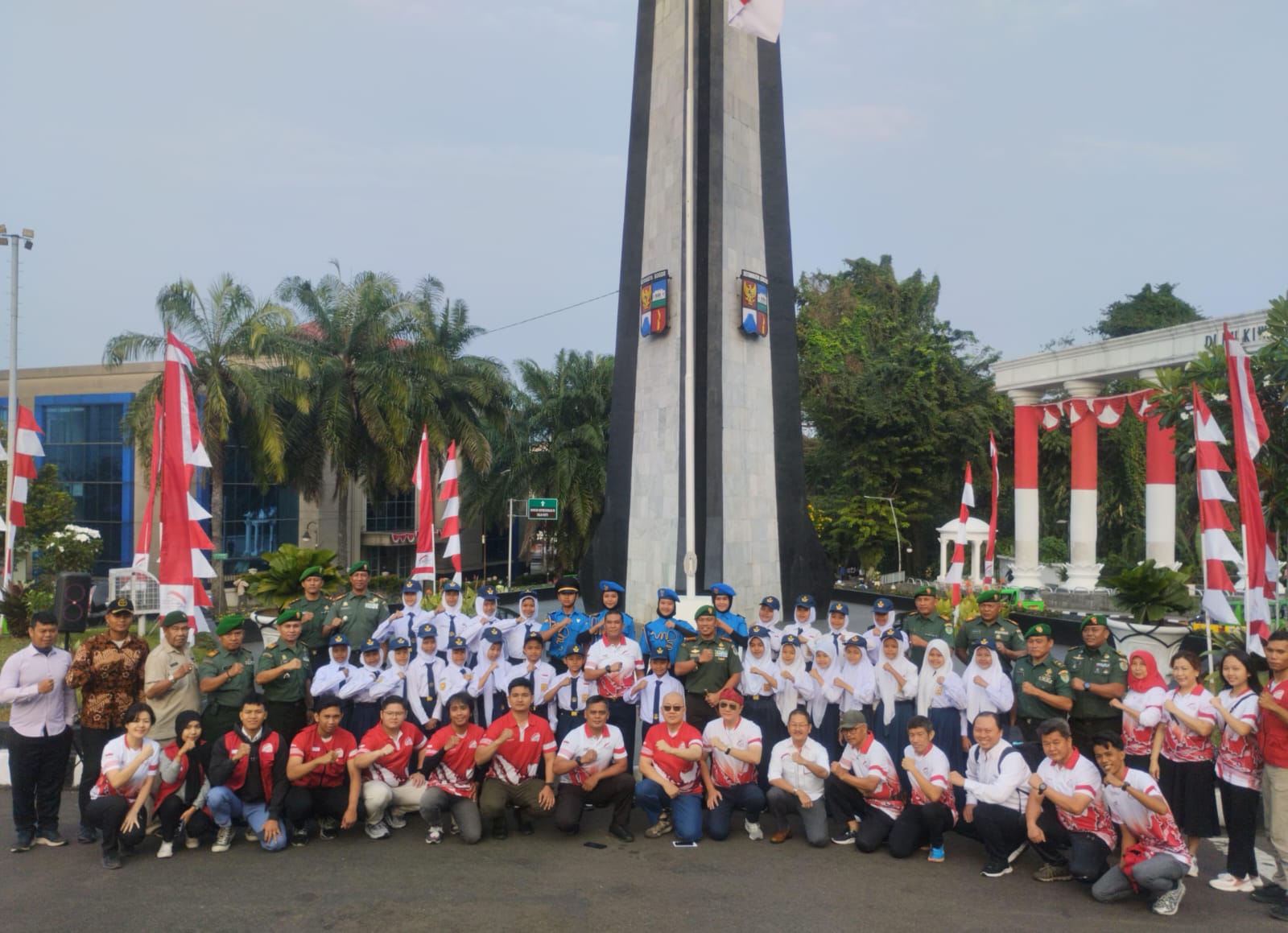 Para pelajar SMP Bina Putera Kota Bogor, usai melakukan upacara pengibaran Bendera Merah Putih di pelataran Tugu Kujang, Kota Bogor, Senin (12/8). (Yudha Prananda / Jabar Ekspres)