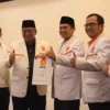 Ketua DPW Jawa Barat PKS Haru Suandharu saat memberikan SK Rekomendasi untuk Gun Gun Gunawan yang akan maju pada Pilkada 2024. Foto Dok Instagram PKS Kabupaten Bandung.