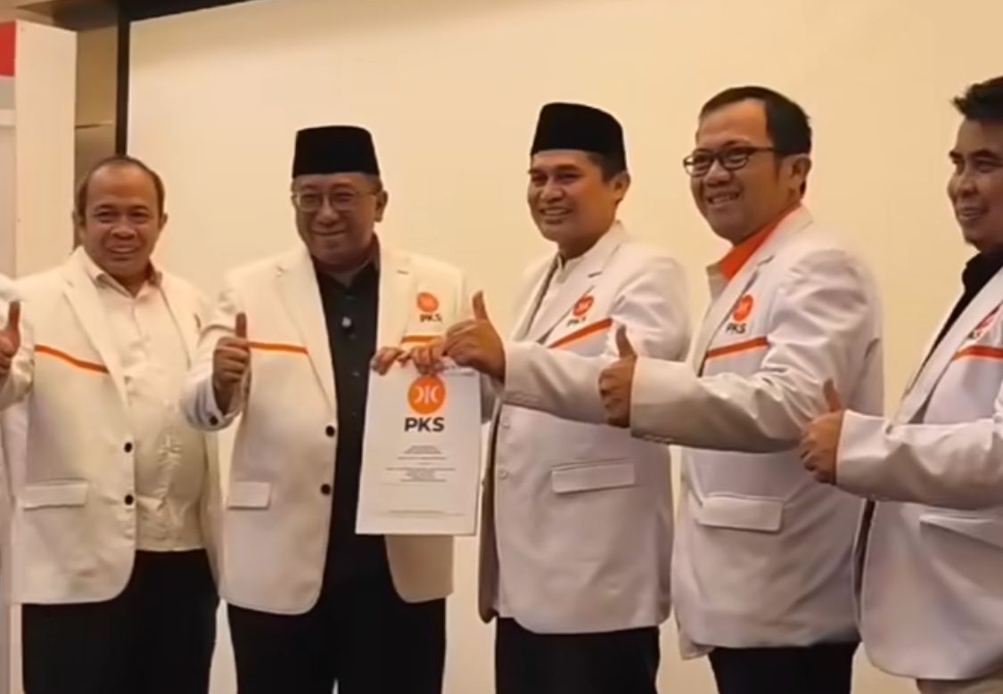 Ketua DPW Jawa Barat PKS Haru Suandharu saat memberikan SK Rekomendasi untuk Gun Gun Gunawan yang akan maju pada Pilkada 2024. Foto Dok Instagram PKS Kabupaten Bandung.